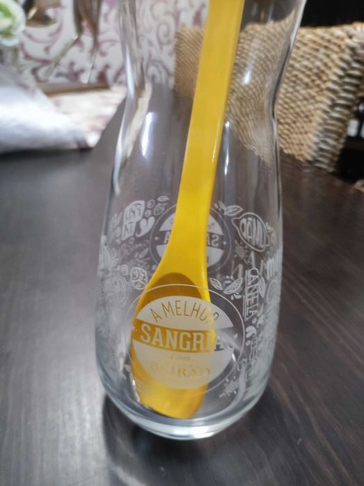 Jarro com colher para sangria