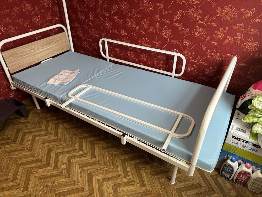 Двохсекційне медичне ліжко з матрацем