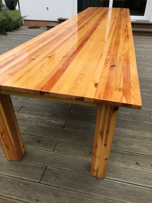 Potężny stół z litej sosny o wymiarach 440cm x 104 cm