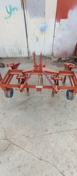 trator Izeki com alfaias