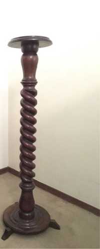 Coluna de apoio/ floreira, em madeira Alt: 102 cm