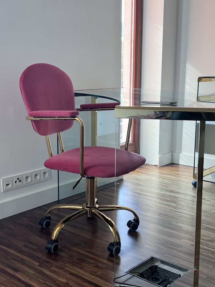 Obrotowy fotel na kółkach do biurko westwing złoty welur krzesło