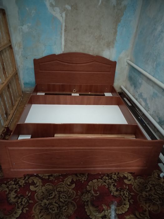 Продам  двоспальне ліжко.