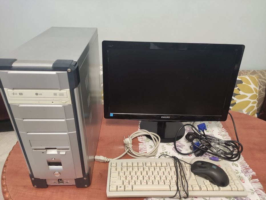 Системний блок монітор комп'ютер