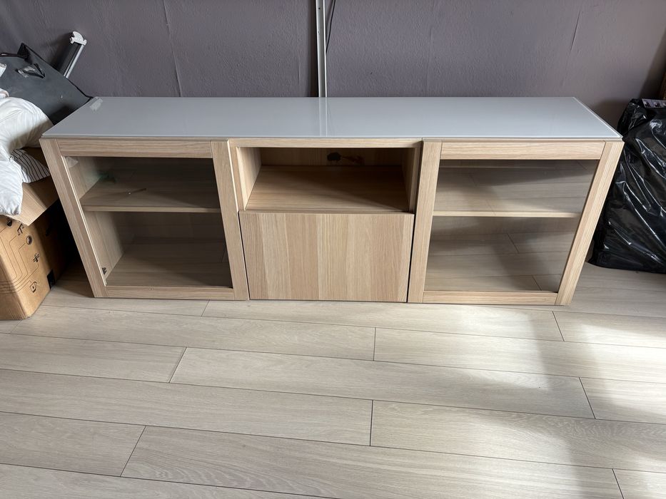 Szafka RTV IKEA BESTÅ BESTA – imitacja dębu bejcowanego szklany blat