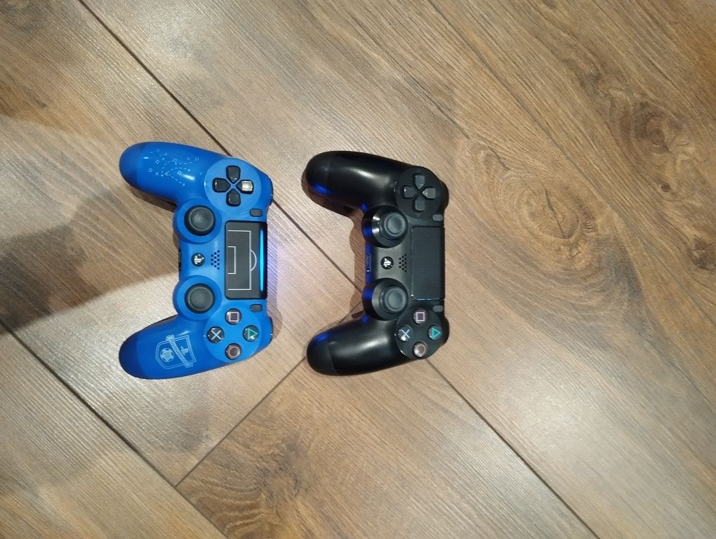 Zestaw Konsola PS4 slim 512 GB, telewizor Sony 42" oraz akcesoriami