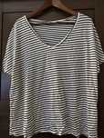 T-shirt mulher riscas brancas e azuis