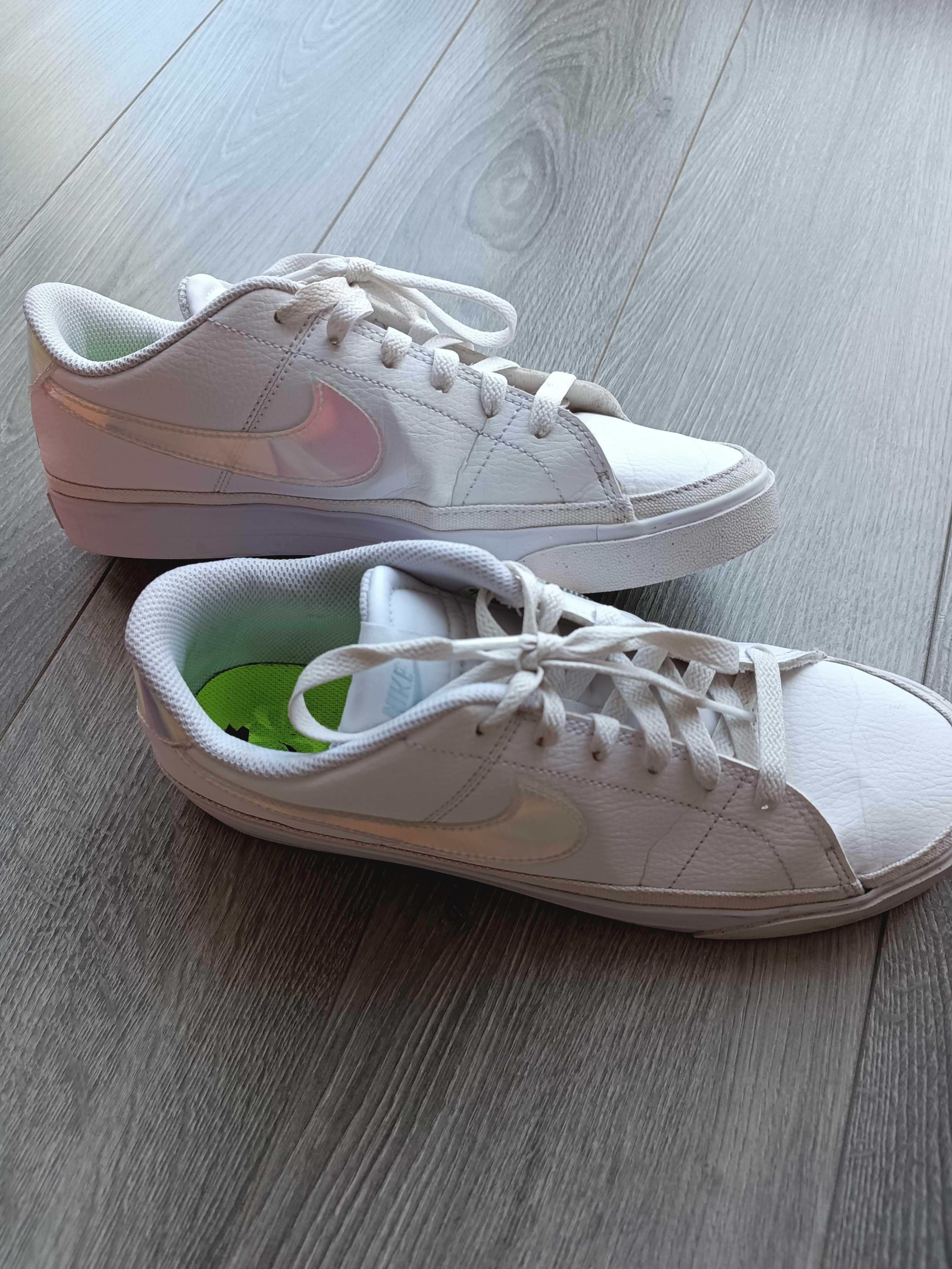 Białe nike damskie