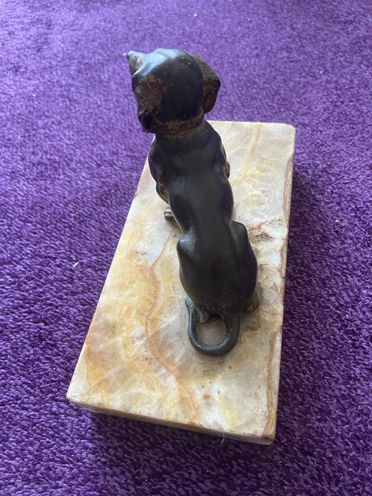 Figurka jamnika na podstawce z marmuru