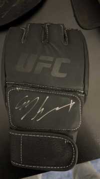 Rękawica UFC z podpisem Codiego Garbrandta