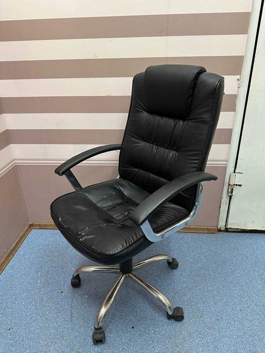 Крісло офісне на хромованих колесах в повністю працюючому стані