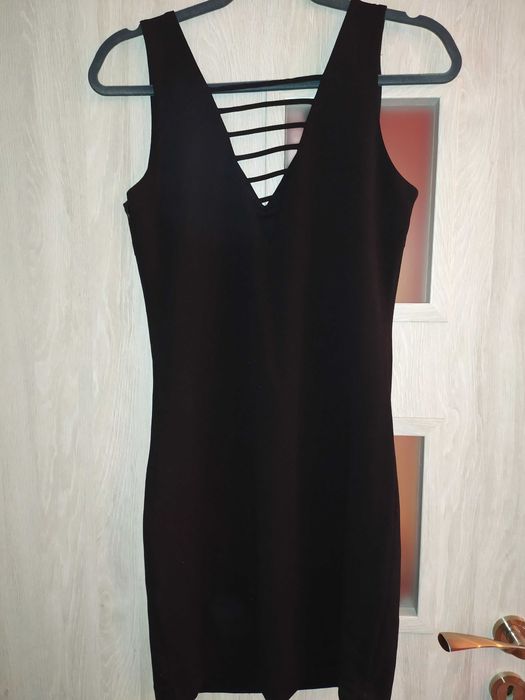 Sukienka czarna dopasowana Reserved