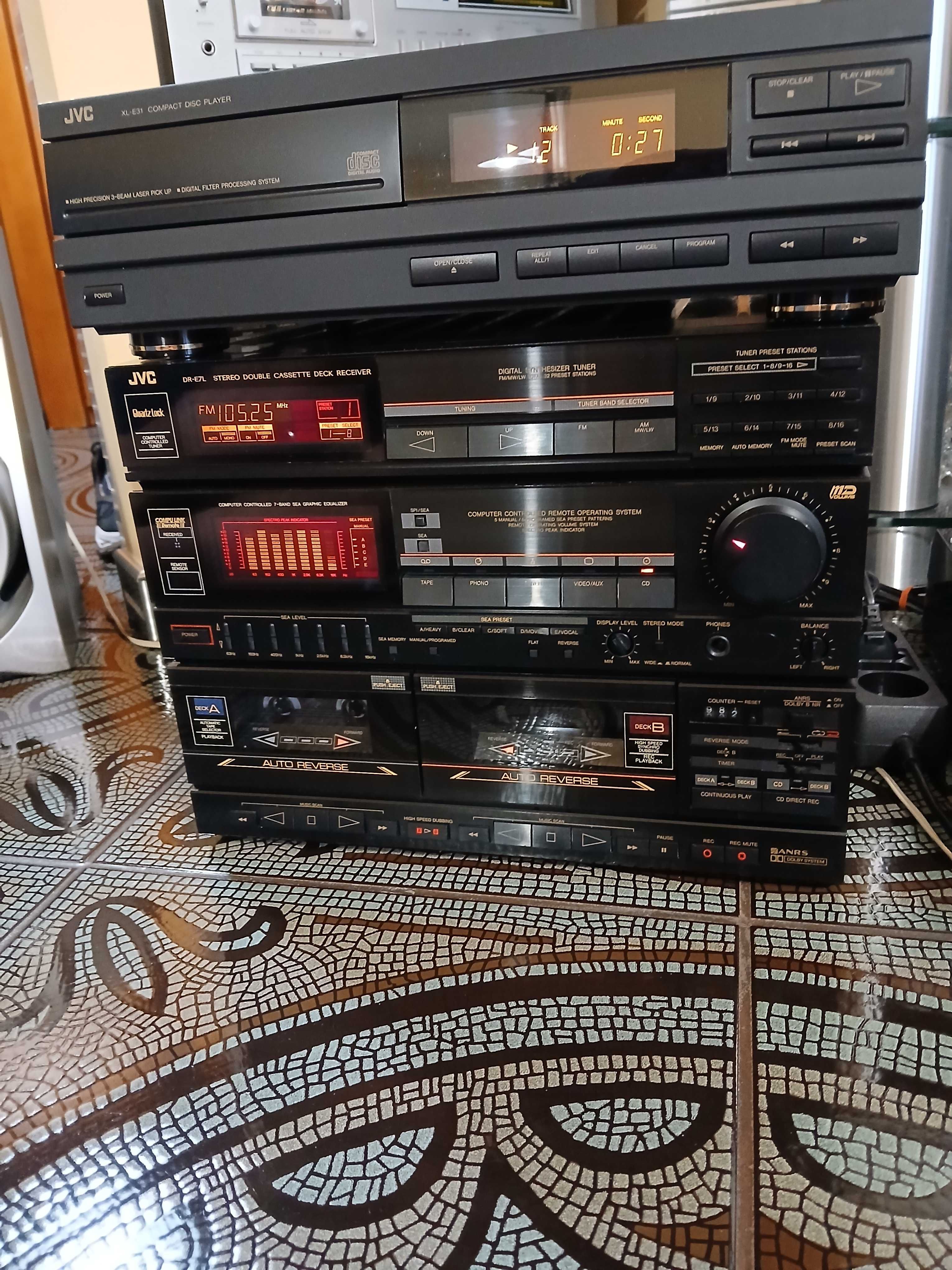 Wieża stereo JVC.