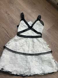Нарядне біле плаття в мереживо, мереживна сукня з рюшами