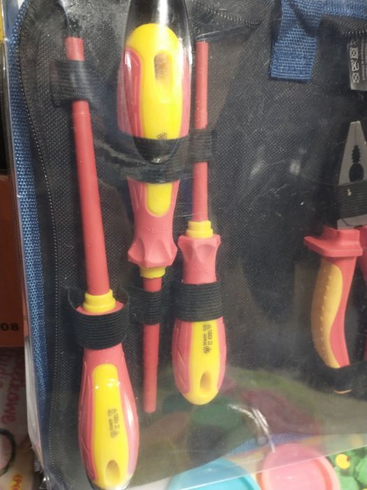 Nowy komplet narzędzi elektrycznych śrubokręty kombinerki