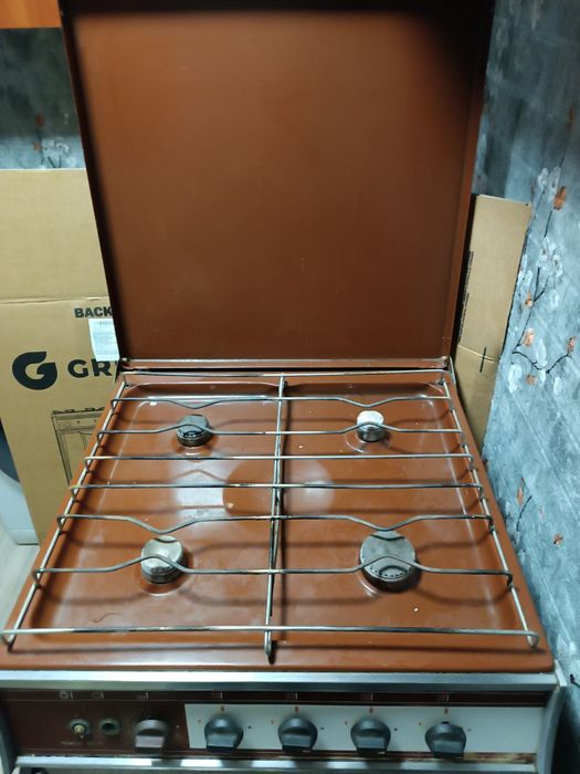 Газова плита  4 конфорочна