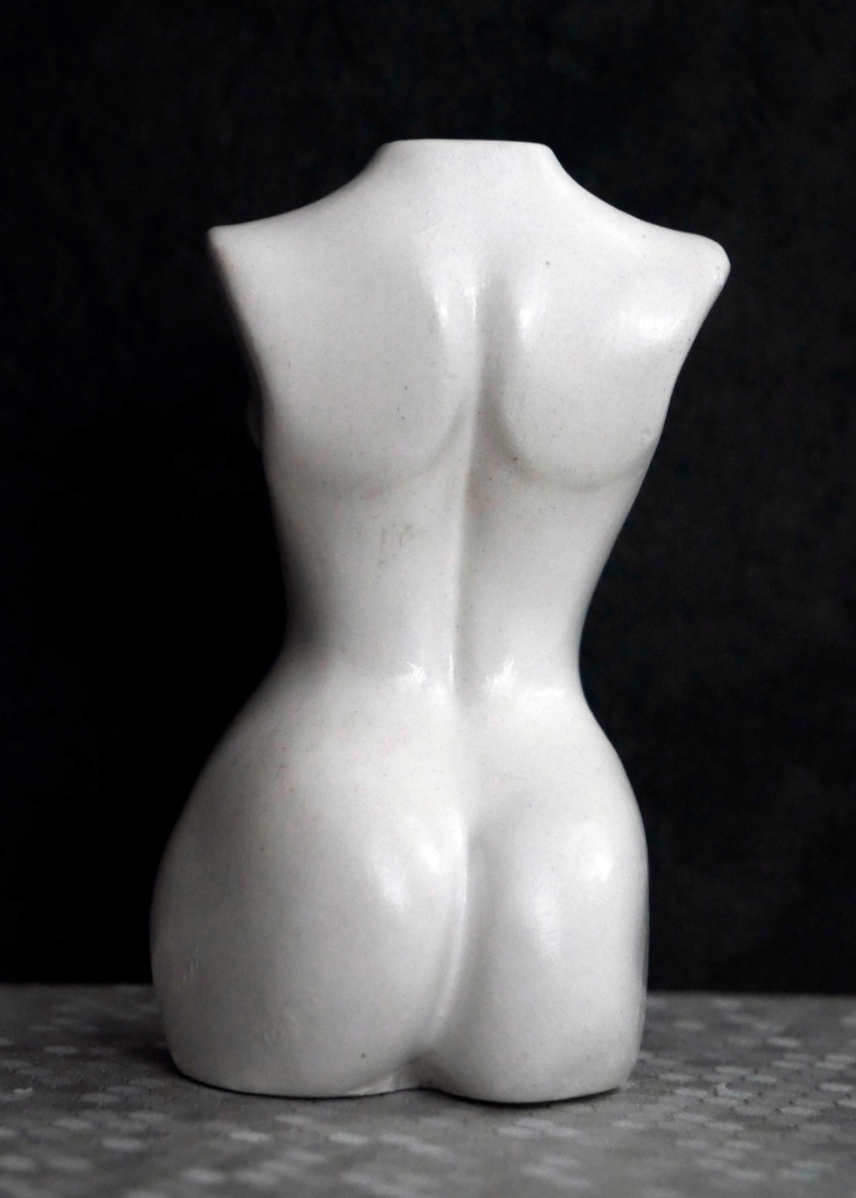 Rzeźba z gipsu, figurka kobiety w bieli, wys. 9 cm