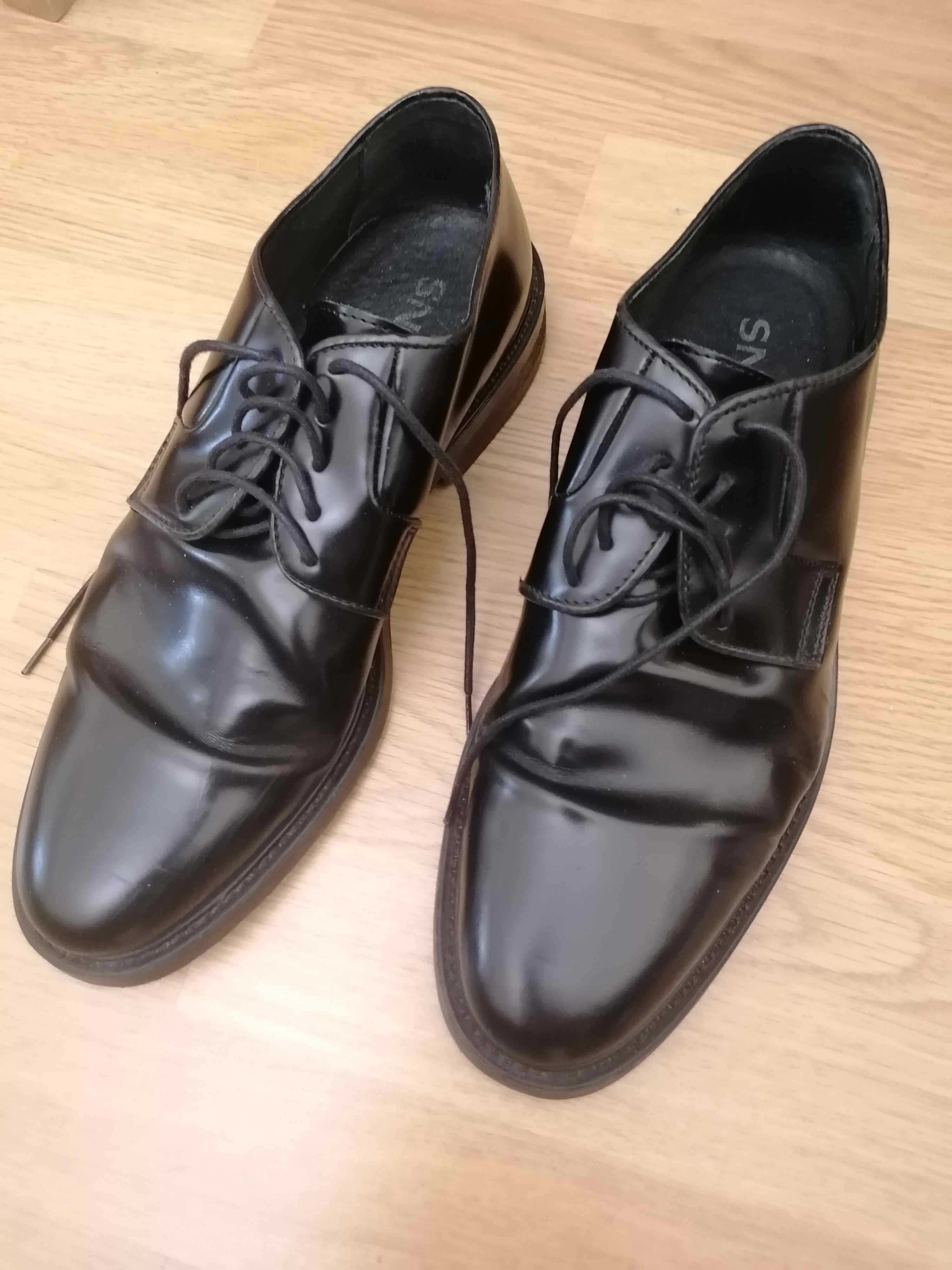 Sapatos pretos Bluchers de homem 43 em pele com sola de couro