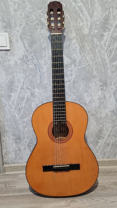 Гитара шестиструнка