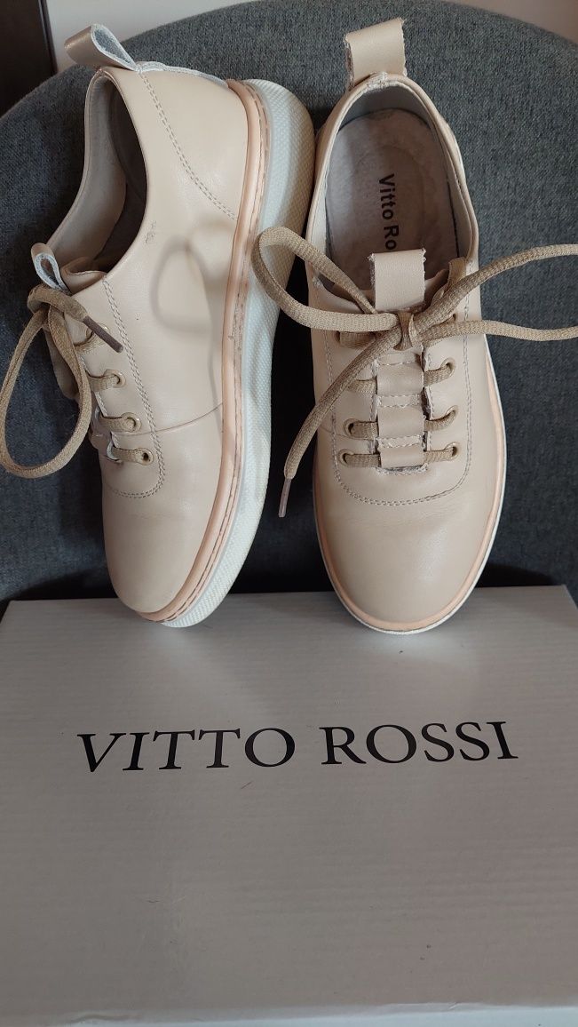 Весняні шкіряні кросівки Vitto Rossi