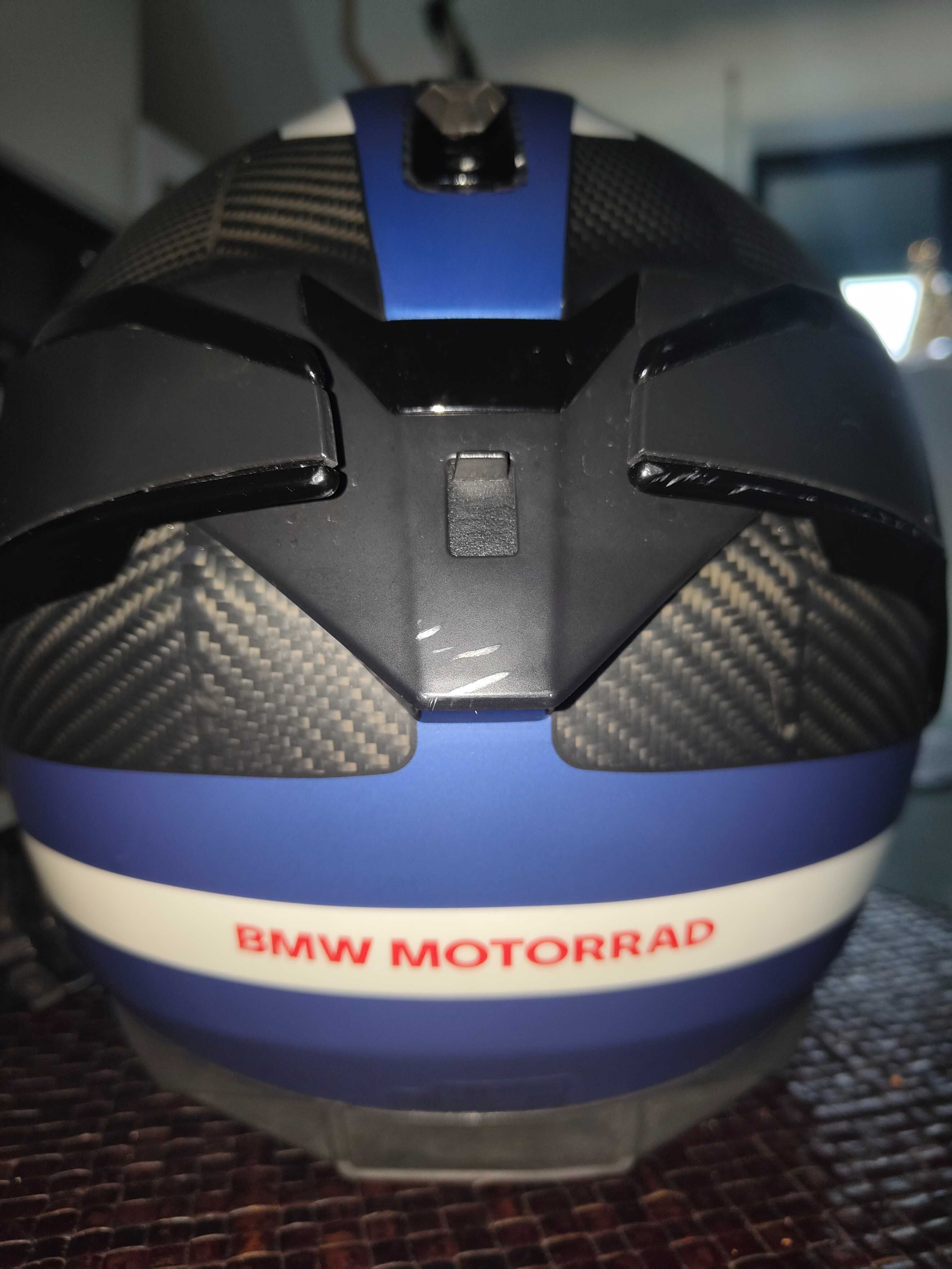 Capacete BMW Xomo Carbon
Com aparelho de comunicação BMW Com U1