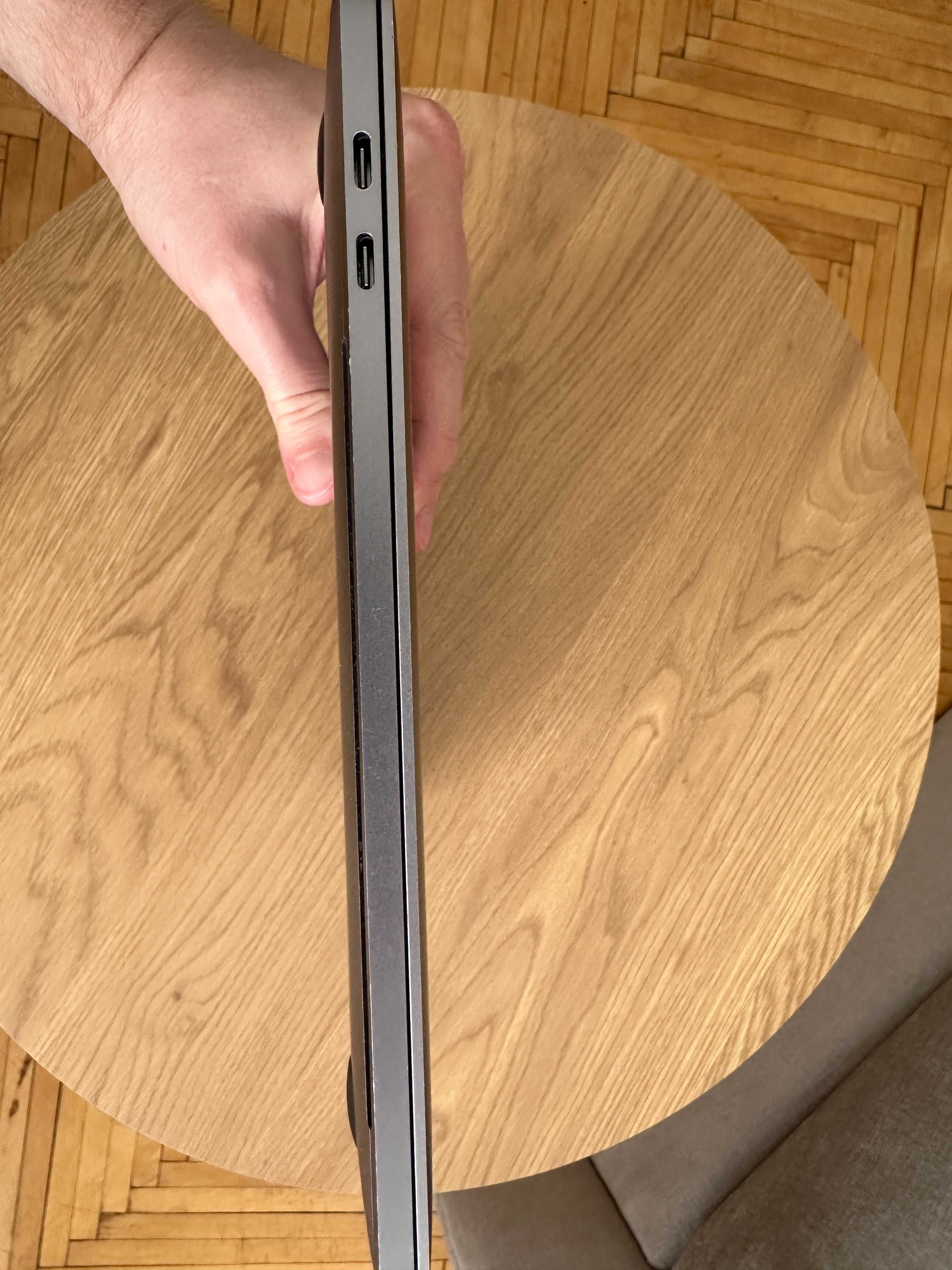Продам Macbook Pro 13.3" (A1989)