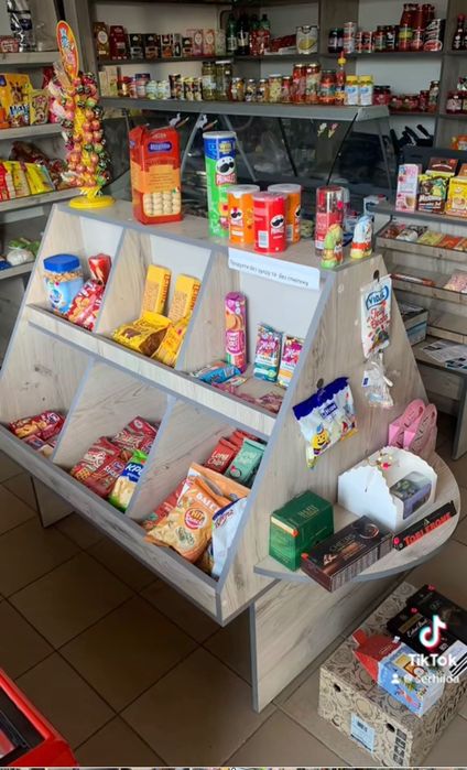 В продажі меблі.