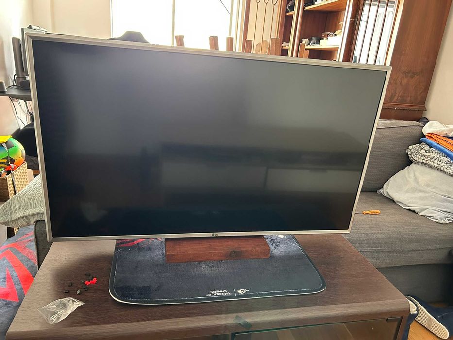 TV 43" LG ULTRA HD 4K + Suporte de Parede (USADA - COMO NOVA)