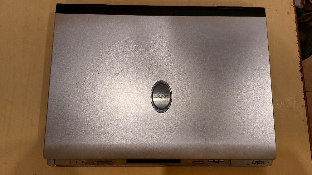 Ноутбук на деталі