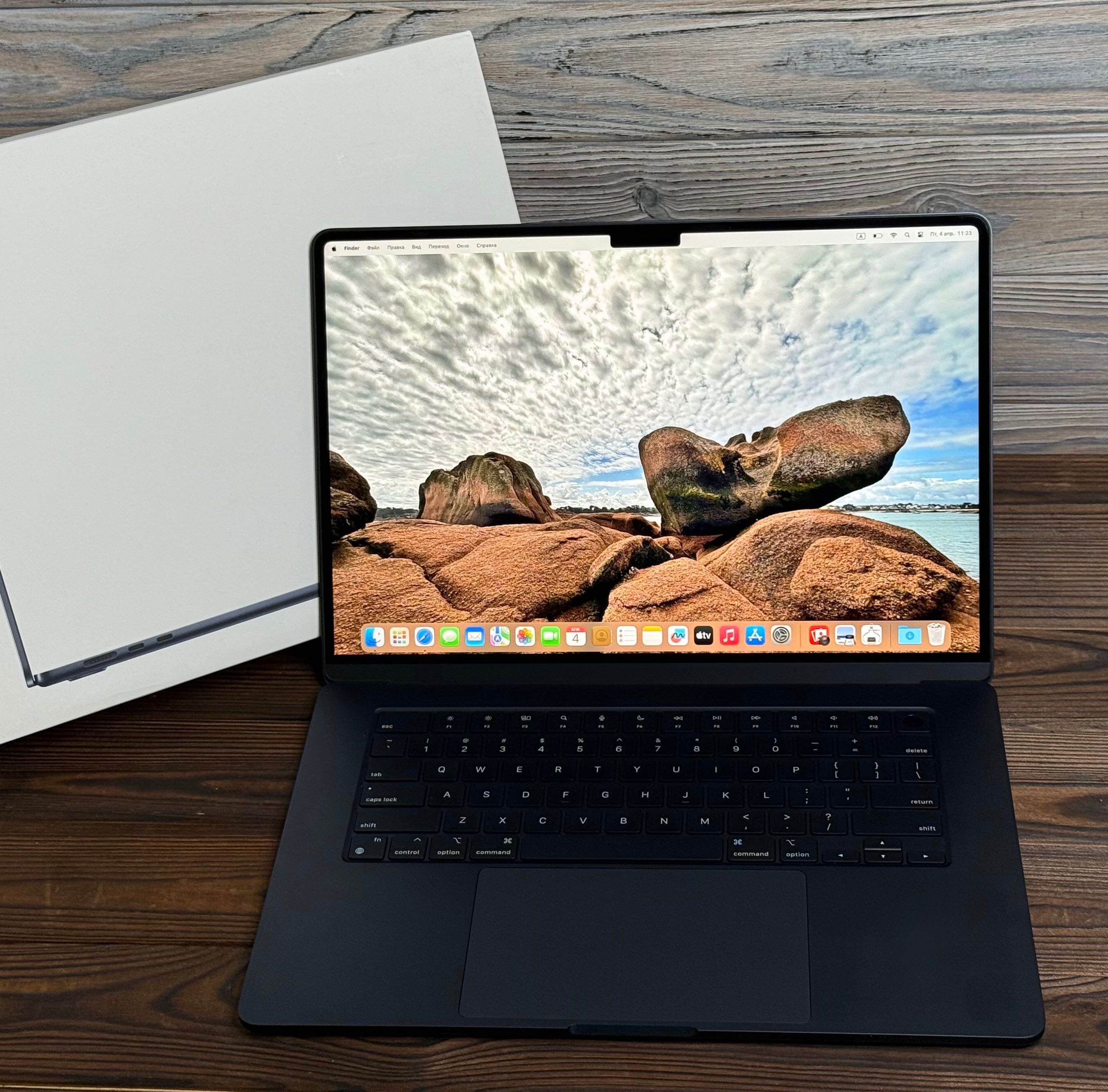Macbook Air 15 2024 M3 16ram 512 Midnight MXD43 1.100$