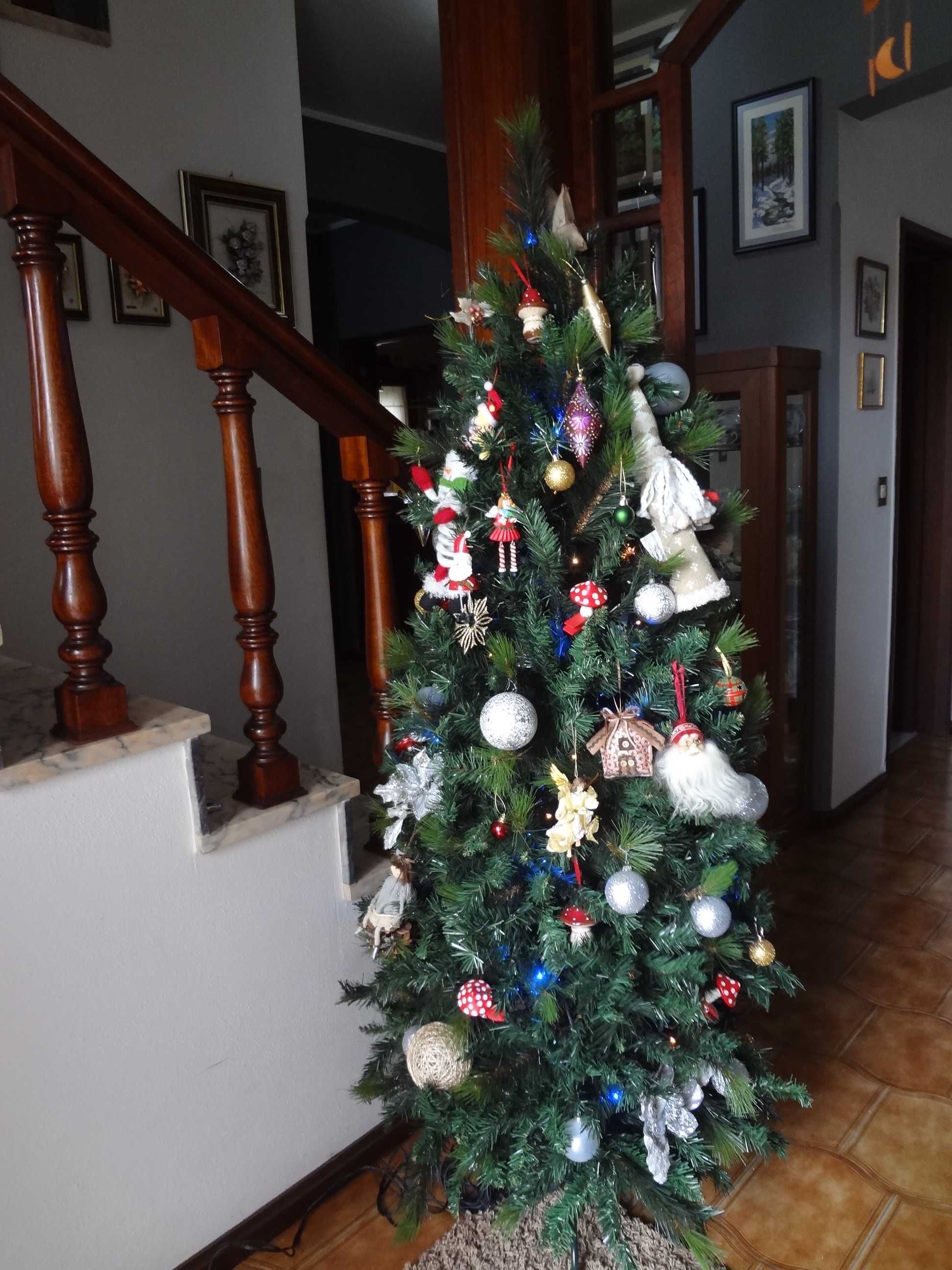 Árvore de Natal com adereços