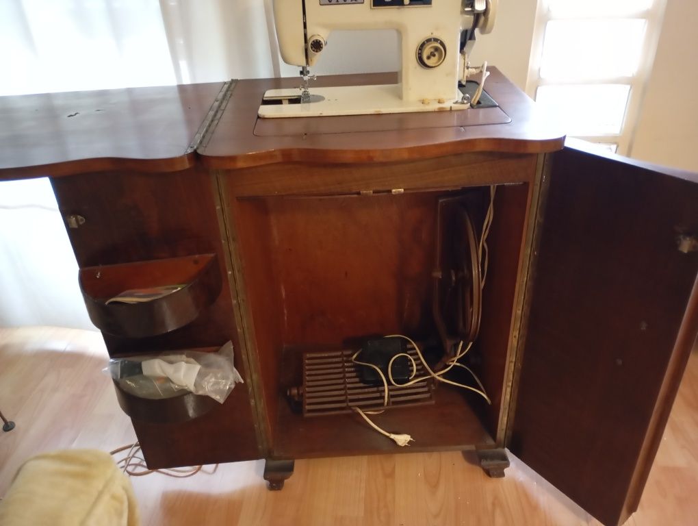 Máquina de costura com móvel antigo