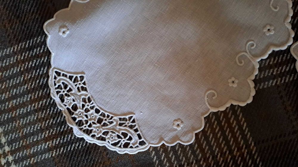 Naperons (3) em linho "Bordado Manual da Lixa"