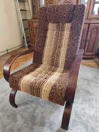 Wygodny fotel z obiciem welurowym w klasycznym stylu