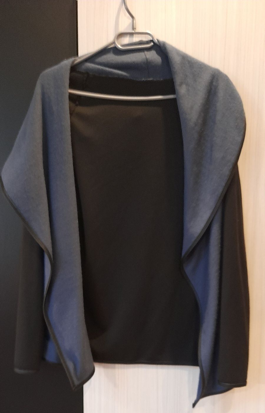 Płaszcz czarny niebieski damski kobiecy sweter