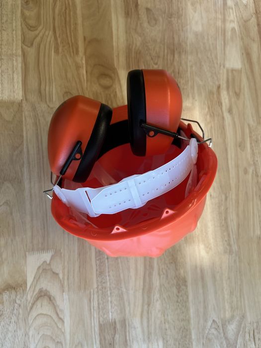 Kask ochronny z nausznikami