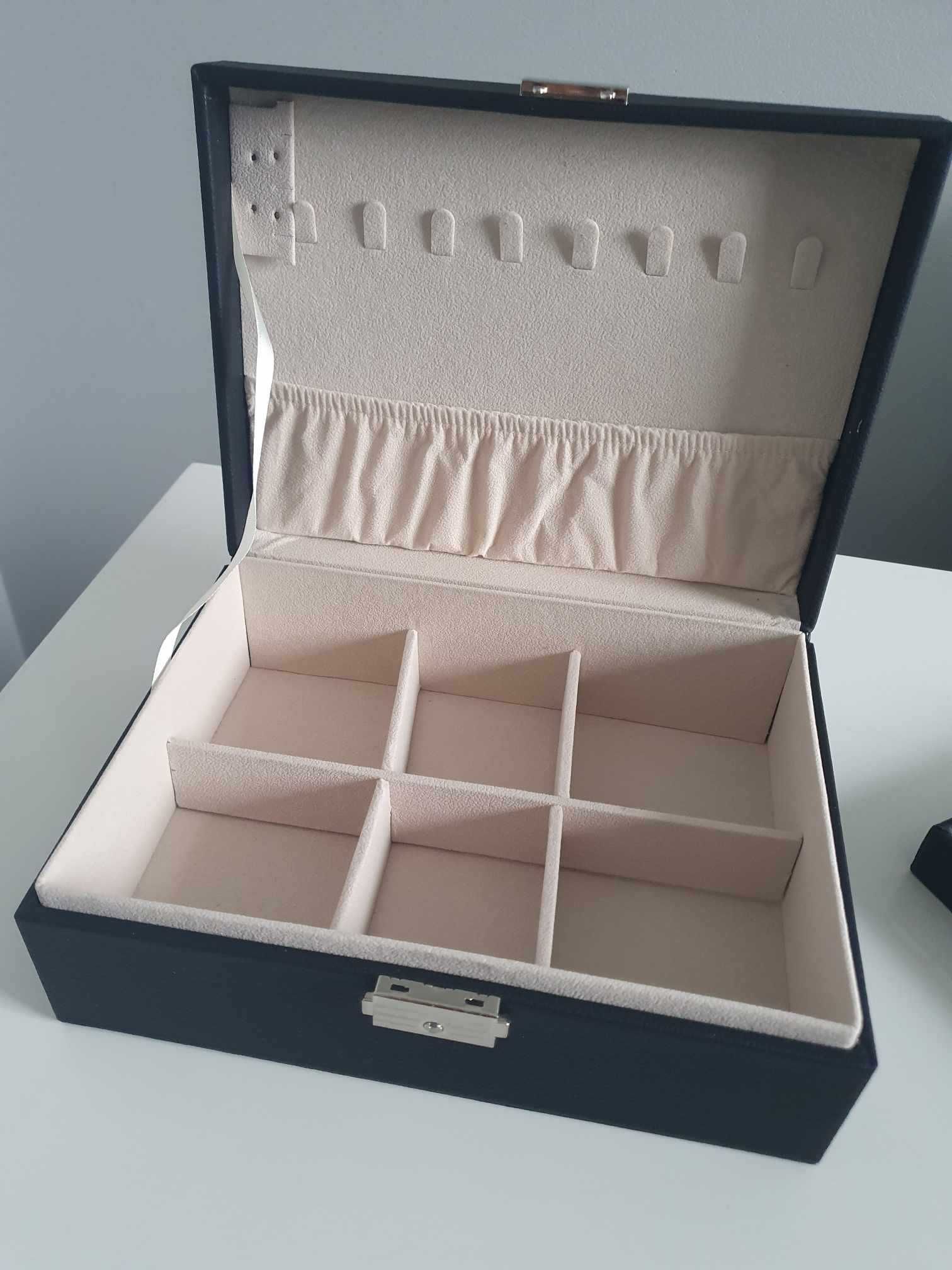 Czarna szkatułka kuferek na biżuterię elegancka organizer