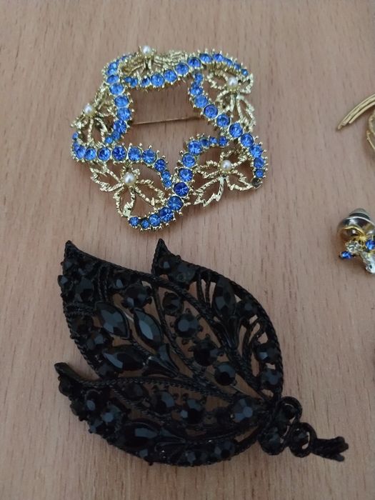 Набор брошек.Бижутерия.Очень стильные.