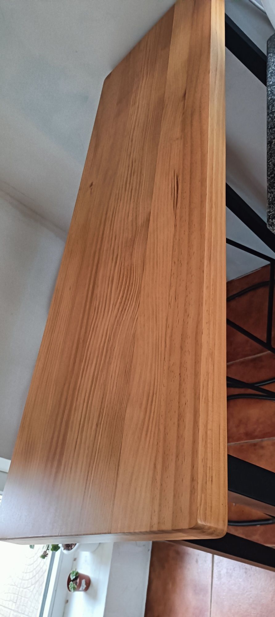 Mesa/balcão bar com 2 bancos altos . Semi novo. €120