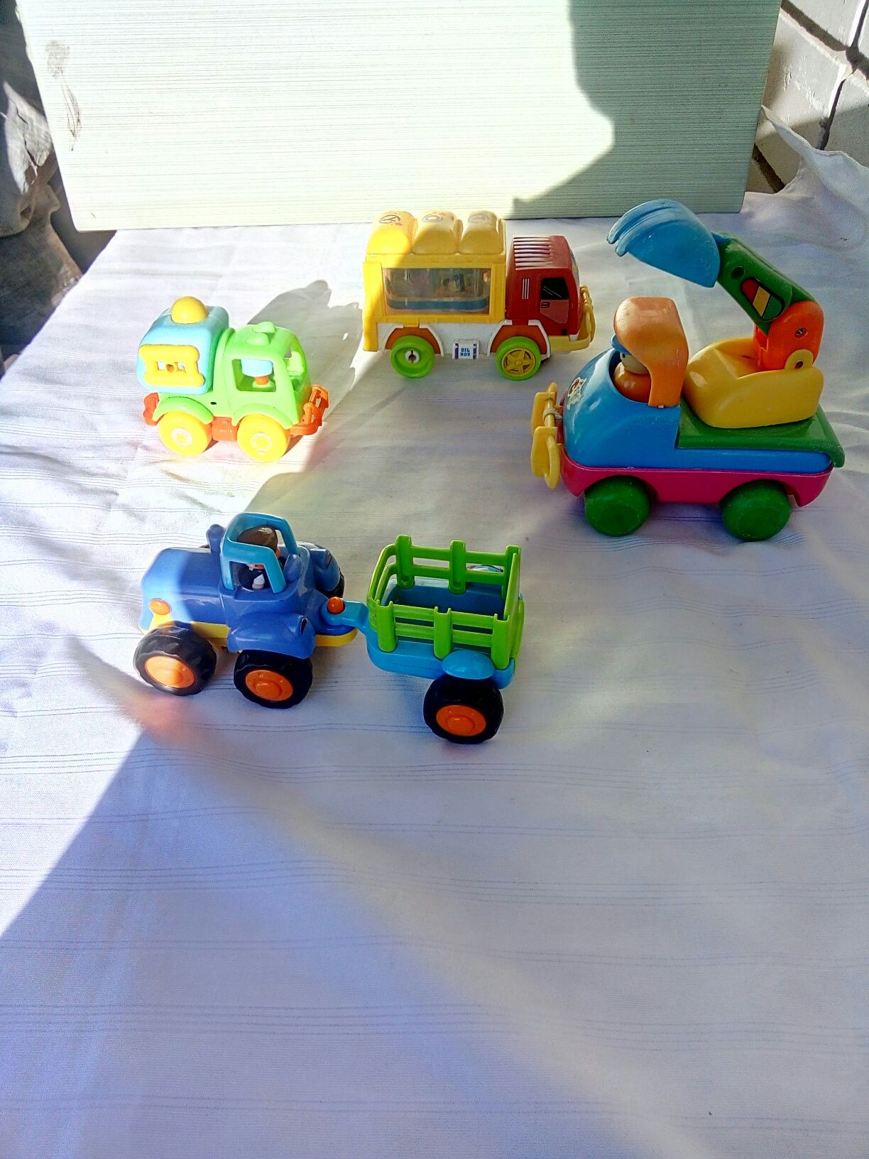 Набор детских пластиковых машин.