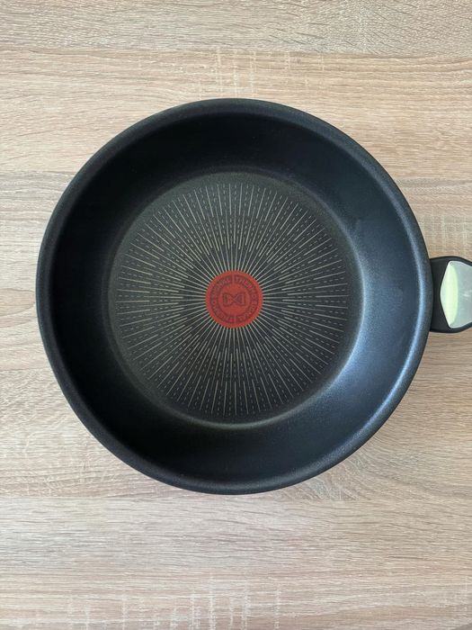 patelnia tradycyjna tefal 24 cm tytanowa opis