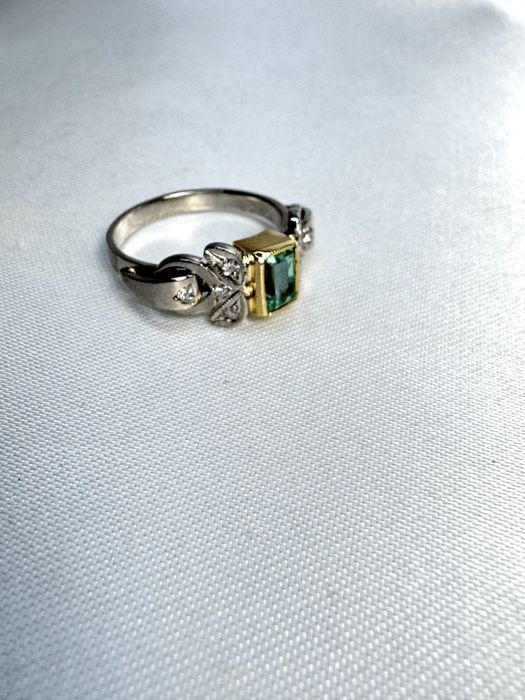 Золота радянська каблучка з діамантами та смарагдом