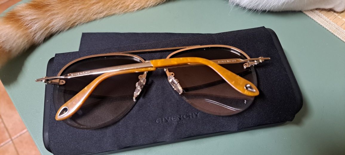 Óculos de sol Givenchy Paris.
