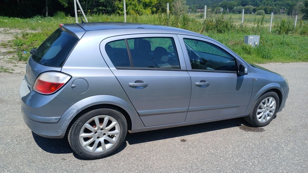 Opel Astra H 2006r. 1.6 z LPG