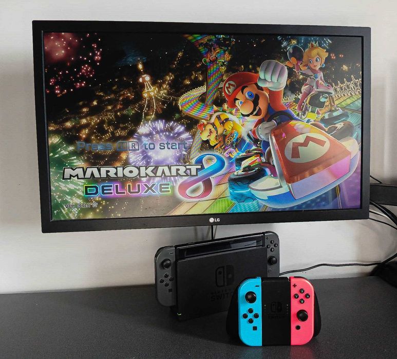 Nintendo Switch Desbloqueada + 2 Comandos Adicionais + Acessórios