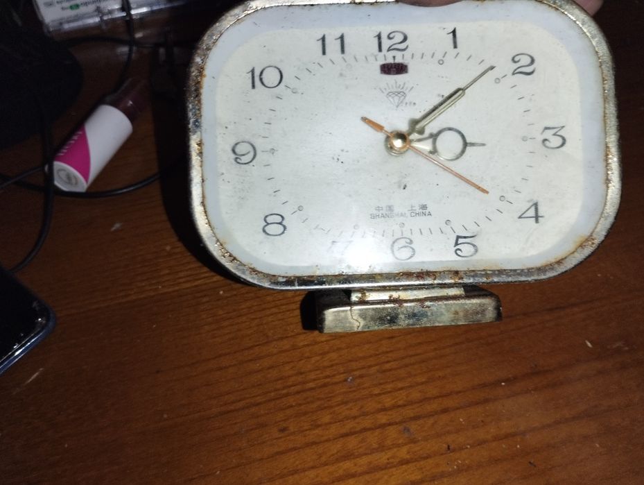 Relógio despertador antigo de corda