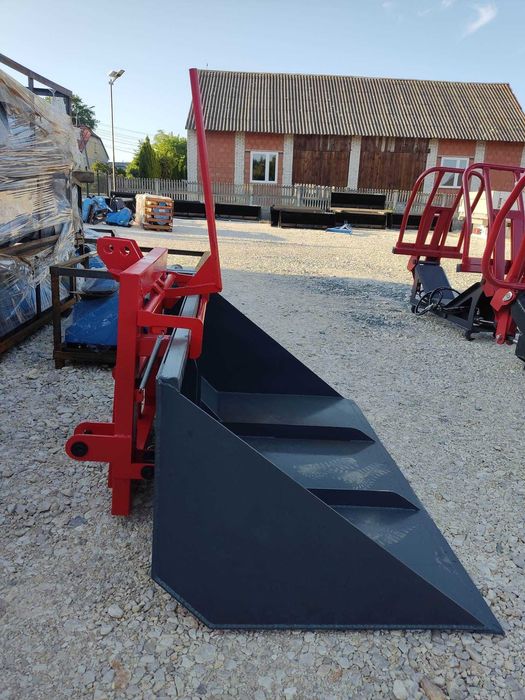 Łyżka z kiprem na tyl ciągnika traktora tuz wywrot