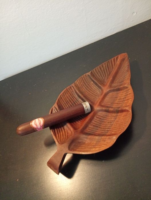 Original Cinzeiro em madeira esculpida à mão, forma de folha e charuto