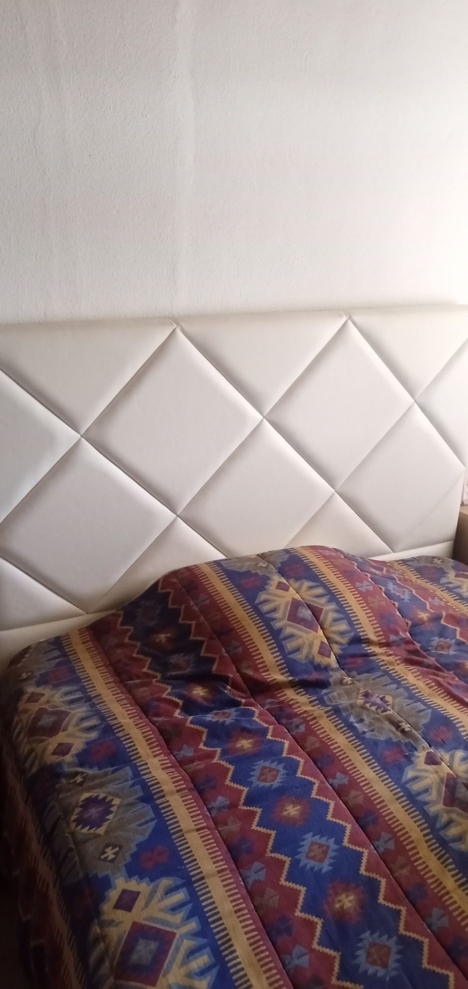 Cama + 2 mesas de cabeceira