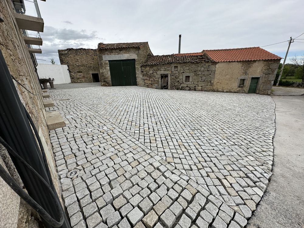 Calçada em paralelos com ou sem junta de cimento, Calçada portuguesa…